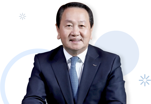웃는 얼굴의 손영우 총장 문학박사